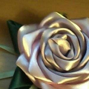 分享一下缎带玫瑰花的手工折叠做法教程图解