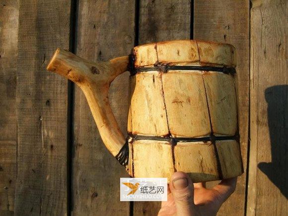 自己使用原木制作的粗犷大号啤酒杯