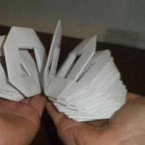 儿童使用折纸折叠简单弹簧的步骤图解教程