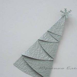 一个使用折纸折叠的非常简单的圣诞树造型教程