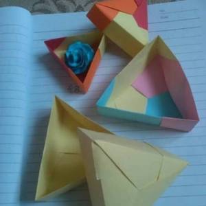 带盖三角形纸盒的折法图解教程