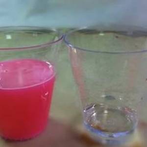 一个化学小实验：让色素、小苏打和白醋色彩大爆发