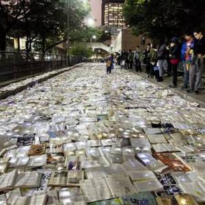 白昼之夜 一万本书流落在多伦多街头的艺术活动