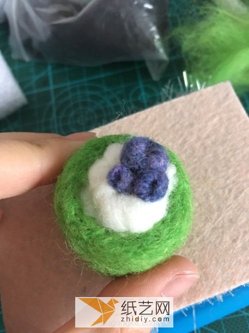 【羊毛毡教程】蓝莓抹茶小蛋糕 第5步