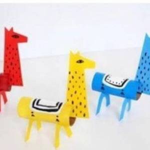 使用卫生纸卷筒卡纸手工制作的儿童玩具骆驼马