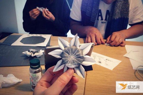 手工折叠纸太阳花花朵的过程方法图解