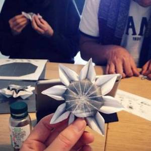 手工折叠纸太阳花花朵的过程方法图解