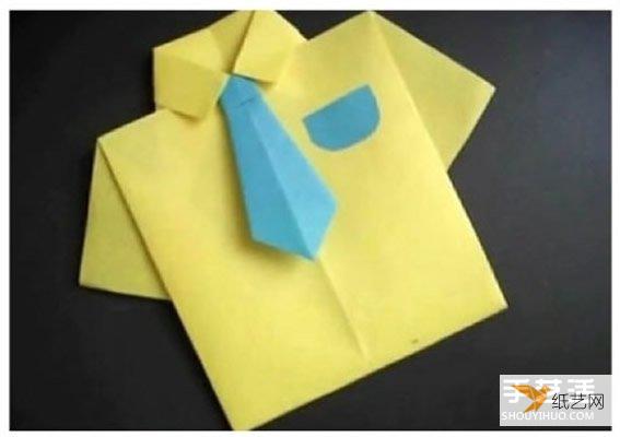 搭配领带的折纸短袖衬衫的折叠方法