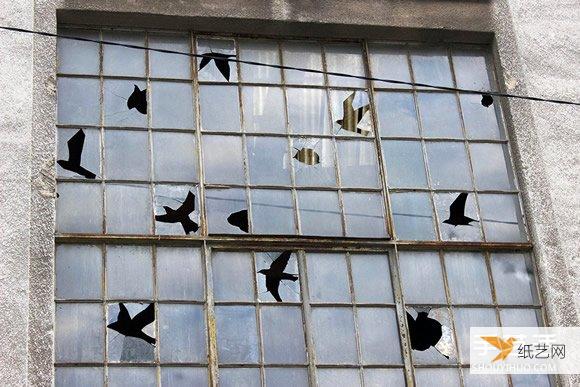 艺术家的幽默展现 让废弃建筑物的破窗不再可怕