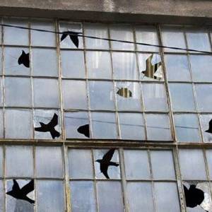 艺术家的幽默展现 让废弃建筑物的破窗不再可怕