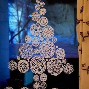 剪纸窗花拼成的圣诞树装饰