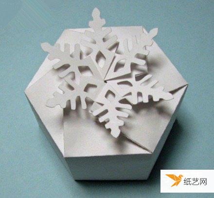 一款特别漂亮的雪花圣诞节礼盒的制作方法图解