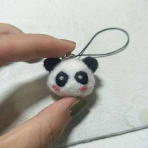 羊毛毡制作的戳戳乐熊猫手机链圣诞节礼物教程