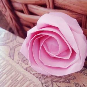 简单必学的纸玫瑰图解教程 教你如何把一张皱纹纸变成一朵娇艳的玫瑰花