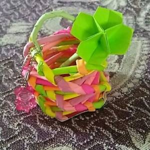 纸藤编织简单的彩色小篮子 小女孩制作的儿童手工篮子