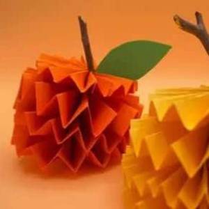 儿童用折纸折出立体苹果的方法
