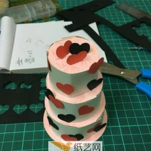 手工立体纸艺蛋糕用爆炸盒子机关的方法来制作