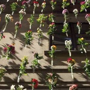 米兰设计师用2000朵鲜花编织成帘幕修饰外墙