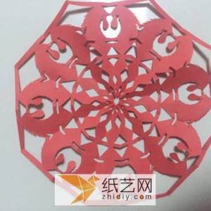 中华民族传统年节的手工艺术，喜气洋洋的鸡年剪纸。