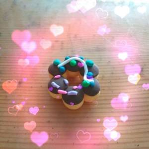 超轻粘土儿童手工制作的花朵形状甜甜圈