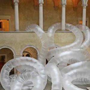 巨型虫状塑料薄膜雕塑的制作方式