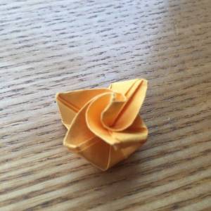 人人都能学会的折纸玫瑰花教程 简单的纸玫瑰折法详解