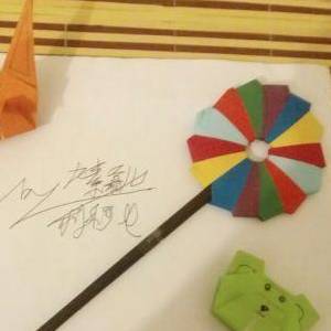 彩色折纸风车中性笔套的制作教程