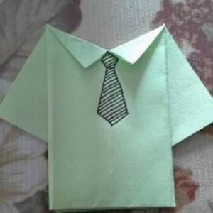 儿童手工折叠简单衬衫的图解