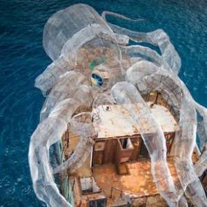 充满艺术感的巨大章鱼盘踞二战战舰作品