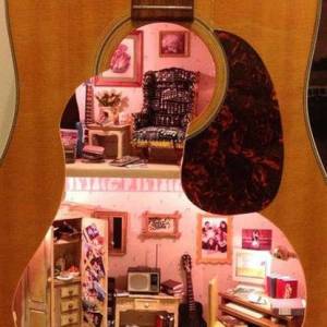 使用旧吉他改造的娃娃屋 当成送给女儿的25岁生日礼物