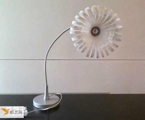 使用塑料酸奶瓶手工制作台灯灯罩的方法