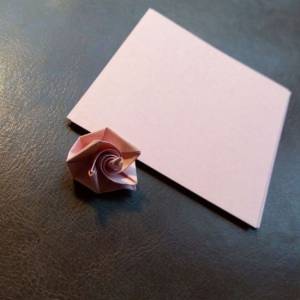 折纸玫瑰花组成情人节礼物