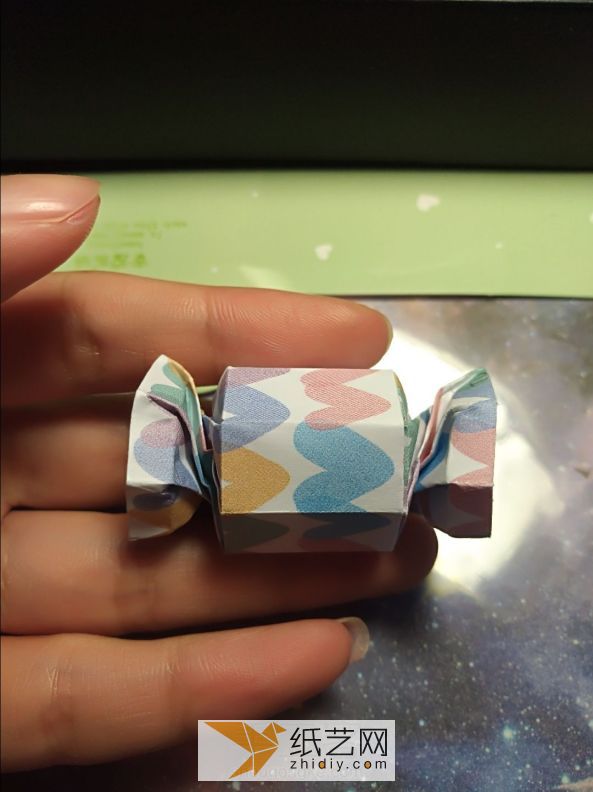 儿童节礼物包装的折纸糖果盒子制作教程