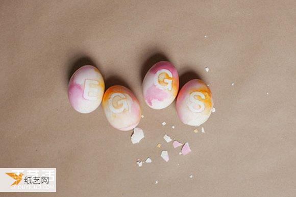 使用水彩彩绘和纹身贴纸制作个性漂亮的鸡蛋装饰品