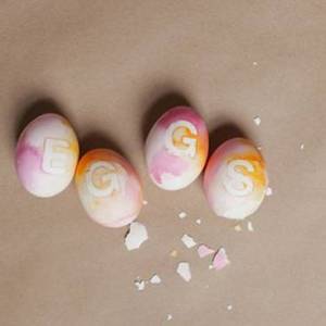 使用水彩彩绘和纹身贴纸制作个性漂亮的鸡蛋装饰品