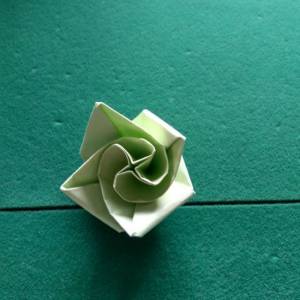 创意折纸立体酒杯玫瑰花的做法