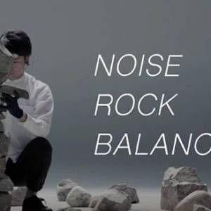 全力抵抗重力与声波 艺术家挑战高分贝环境堆叠石塔