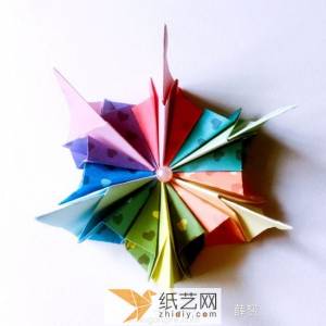 五彩折纸花制作后可以装饰教师节礼物