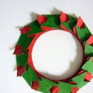这里想和大家演示的是个性圣诞贺卡装饰花环的制作方法