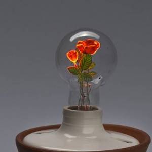 通电让花朵绽放！利用古董灯泡制作绮丽发光艺术