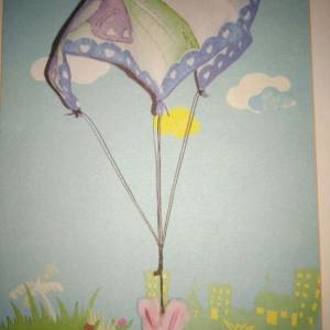用手绢制作成降落伞的儿童手工制作
