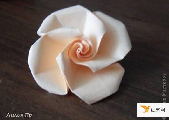 手工使用卡纸折叠玫瑰花的图解方法教程