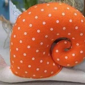 使用不织布手工制作个性蜗牛靠枕玩具教程