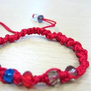 使用红绳编织单向平结手链的方法图解