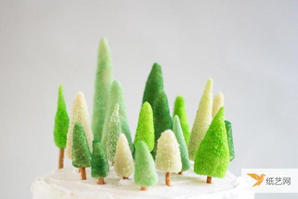自己亲手制作的迷你糖果圣诞树的装饰生日蛋糕