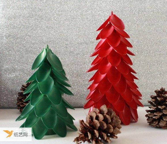 重新利用一次性勺子手工制作立体个性圣诞树的教程