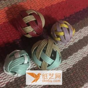 用纸藤编织出来的可爱小绣球的制作方法