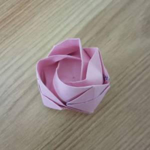 教你怎么制作经典的折纸川崎玫瑰 七夕情人节礼物的玫瑰花