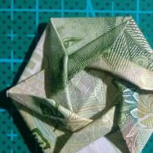 使用一元纸币折叠六角徽章的方法图解