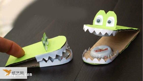 使用硬纸板和金属瓶盖制作个性的幼儿鳄鱼玩具